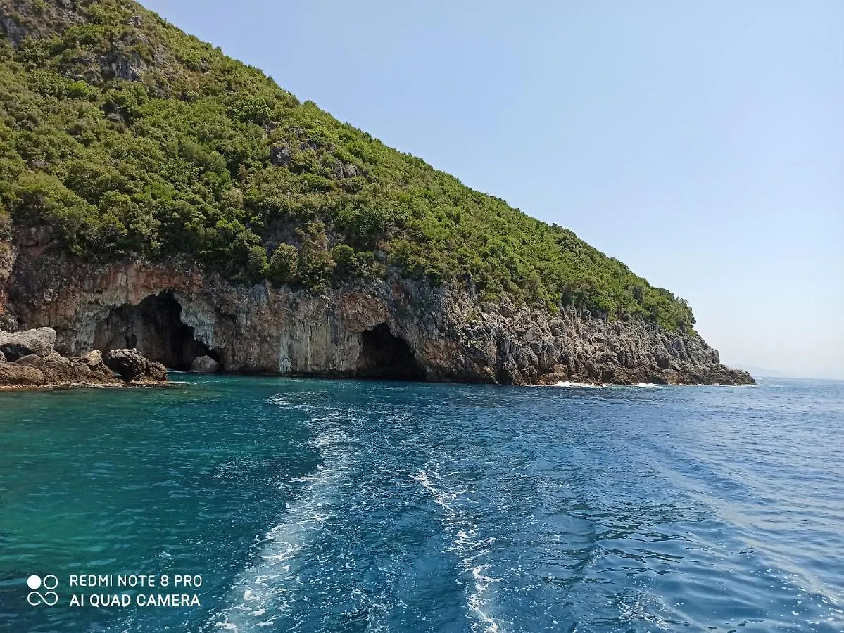 ***  George Hotel Rooms&Suites Himare Albânia