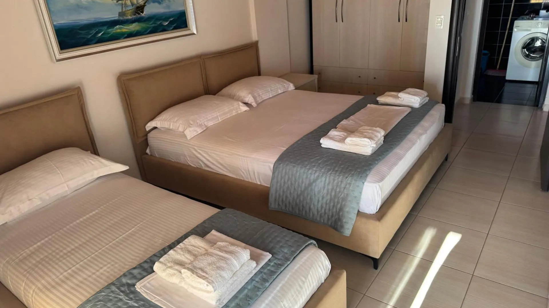 George Hotel Rooms&Suites Himare 3*,  Albânia